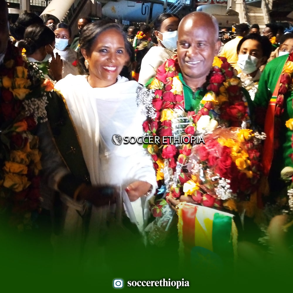 SoccerEthiopia's tweet photo. የኦሊምፒክ ባለድሏ እና የወቅቱ የኢትዮጵያ አትሌቲክስ ፌዴሬሽን ፕሬዝዳንት ኮ/ር ደራርቱ ቱሉ ዋልያዎቹን ለመቀበል ከተገኙት አንዷ ነበረች። https://t.co/QOJCLcMdON