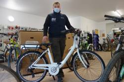 leberry_fr's tweet photo. A Vierzon, une prime de 200 euros pour l'achat d'un vélo électrique https://t.co/HprRYQWFKQ https://t.co/twYaNSY8q7