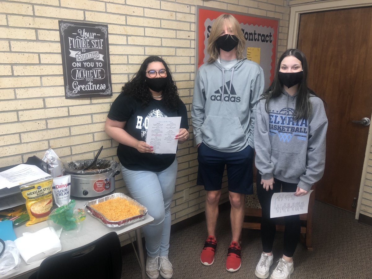 MHSJAGK's tweet photo. We just completed our "What's on the Menu?" PBL! Students spent $85 or less on a week-long menu for 4 people. They selected a grocery store to shop from & could present their menu however they desired. Below are 3 students who made a meal from their menu for their presentation! https://t.co/iu0TvsaBaL