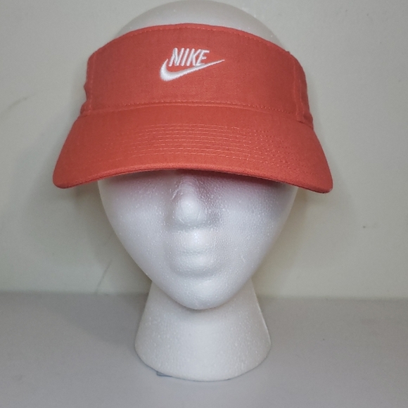 itsmejesswhite's tweet photo. So good I had to share! Check out all the items I'm loving on @Poshmarkapp #poshmark #fashion #style #shopmycloset #nike: https://t.co/Up7cEB399c https://t.co/HKnvTF4BQD
