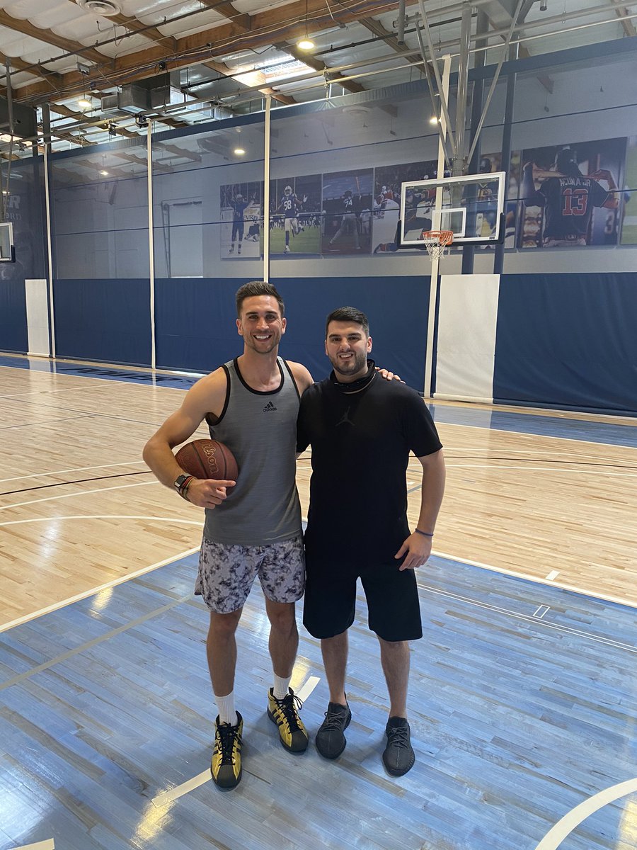 CoachNikoPanous's tweet photo. What an amazing experience to learn from one of the best in the game when it comes to player development! Jordan Lawley is true developer and teacher of the game! Thank you for helping me grow in this game we love!
@JLawbball #worldclassdeveloper #GrowthMindset https://t.co/FFhqlFXWMa