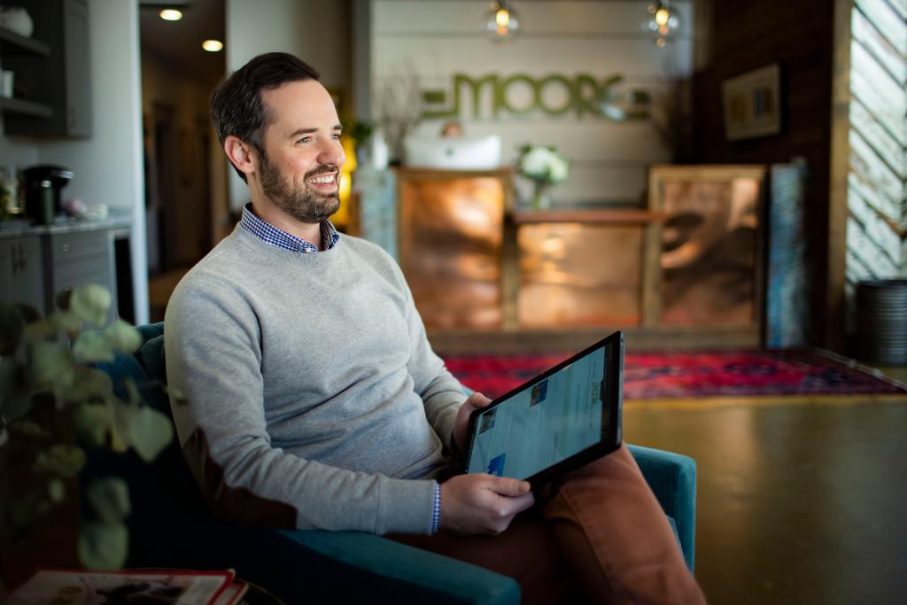 lenovoUS's tweet photo. Meet Graeme, a real estate agent and tennis enthusiast who enjoys the challenge of helping someone find their perfect fit future home.
How do you challenge yourself? Comment below with #FacesofTech! https://t.co/bW3MBPvvI2