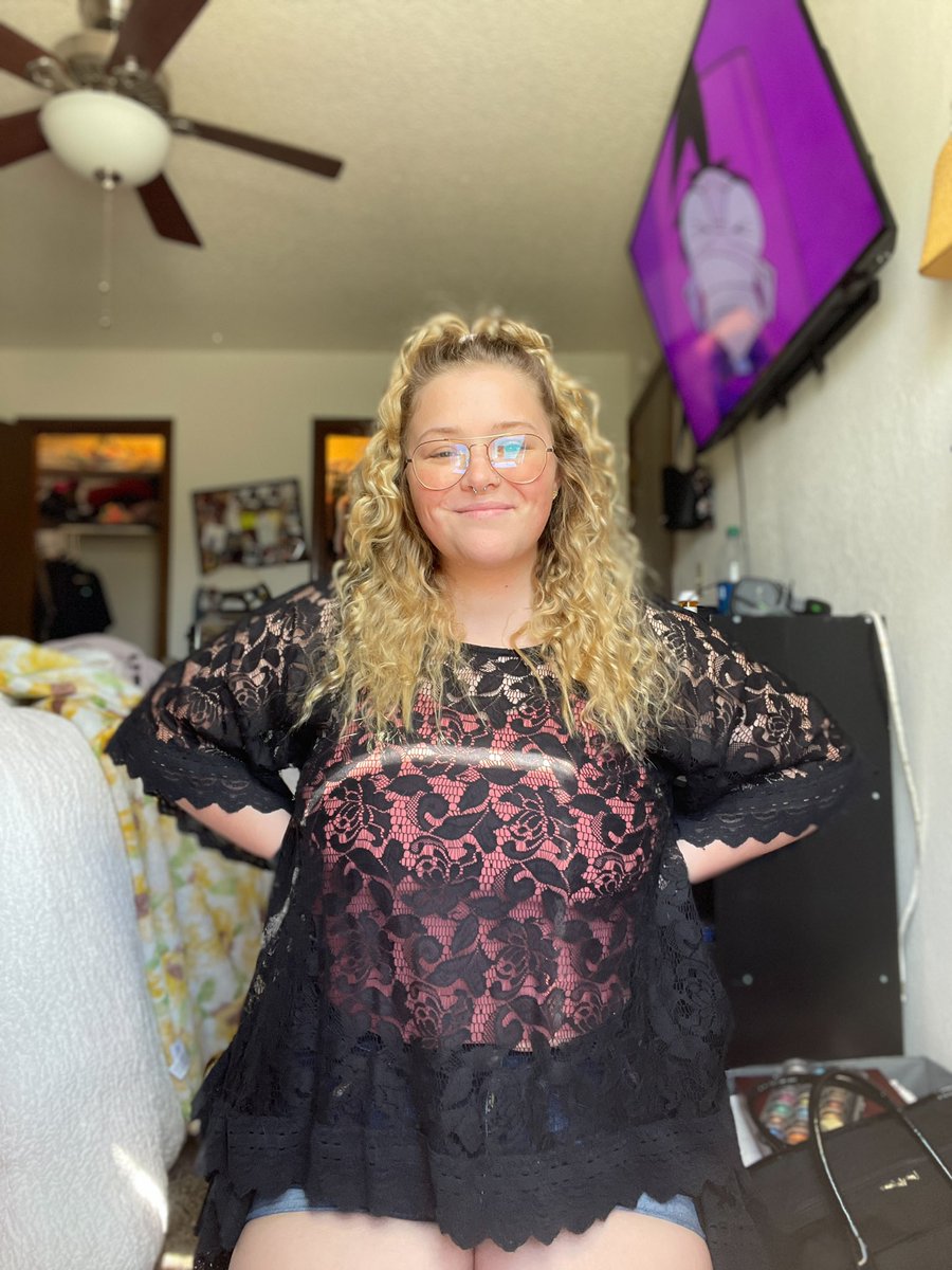 kynziwebb's tweet photo. i just wanted to get on here and celebrate me losing 50 pounds 😊 all natural face today. i’m GLOWING 🥰🥵 https://t.co/pcvu0I1alX