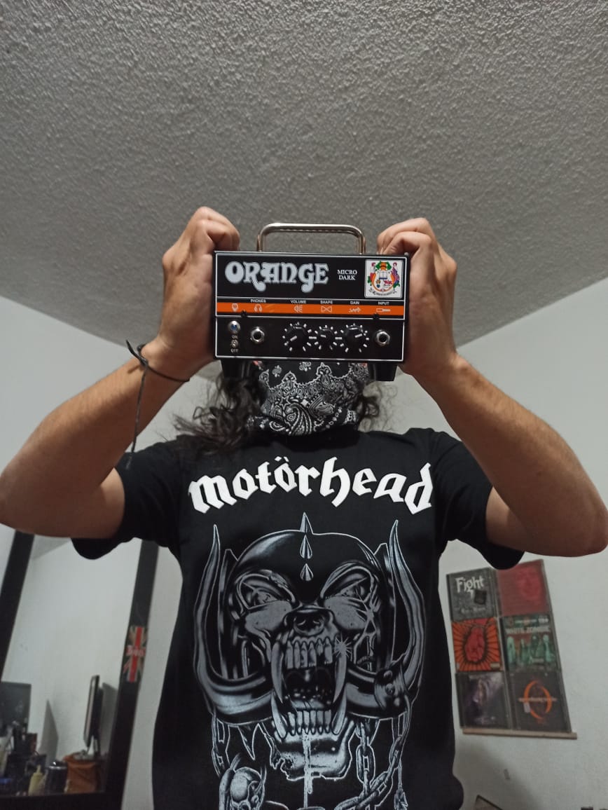 SupraHumanoBand's tweet photo. Llegó mi regalo de cumpleaños 🤘🏼😎🎸 #myprecious🖤
#OrangeAmplification
#MicroDark https://t.co/08nGnQZsr2