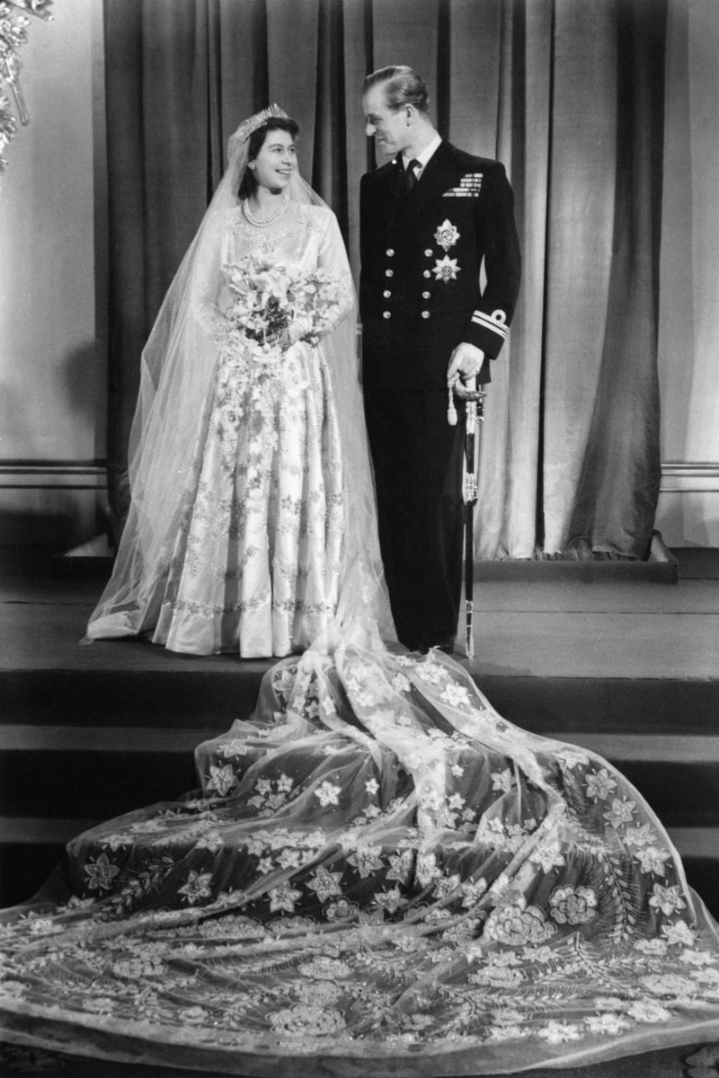 El vestido de novia de la reina Isabel II: un diseño nupcial en tiempos de posguerra. vogue.es/novias/articul…