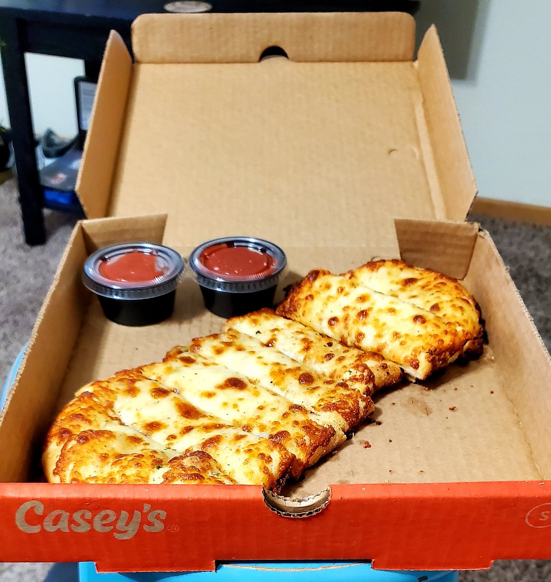 rhinosruin's tweet photo. @caseysgenstore when the cheesy bread gets more cheesiest. Thank you. https://t.co/G1CoHBl1PJ