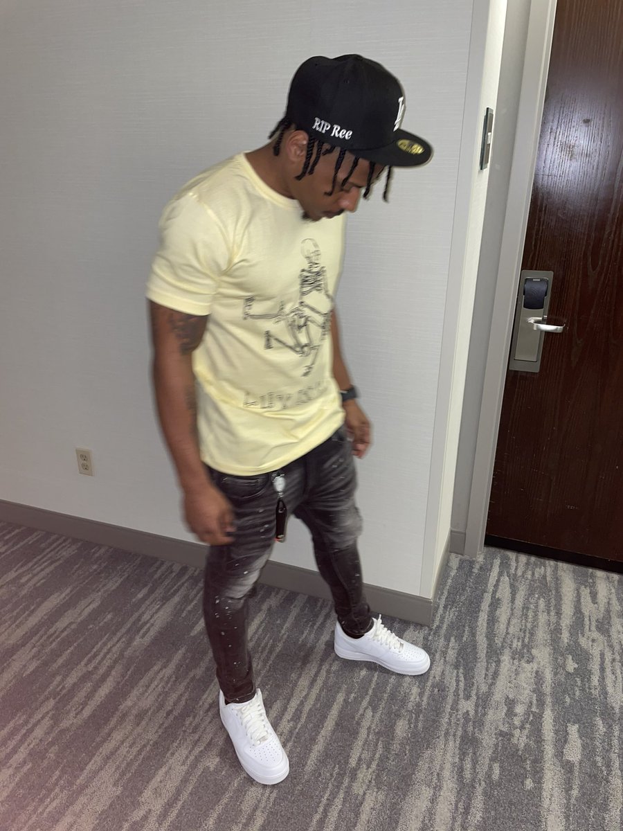 vp500k's tweet photo. Use To DM Dey Left Me On Read Like Piru #RipRee🖤 https://t.co/LCYpfB8SF8