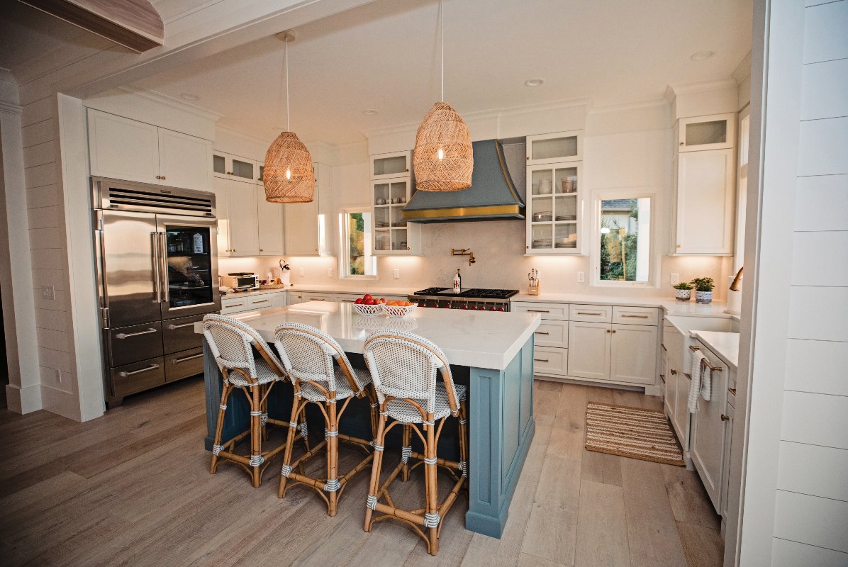 ClevelandMag's tweet photo. This Bratenhal Home Is A Lakeside Paradise 🌊 🚤
With nautical whites, rattan furniture and coastal blues, this vacation home designed by Colleen DiFonzo-Lewis matches its location perfectly. #AtHomeCLE https://t.co/k7Jl9By2EW https://t.co/MylYPL3Bg9