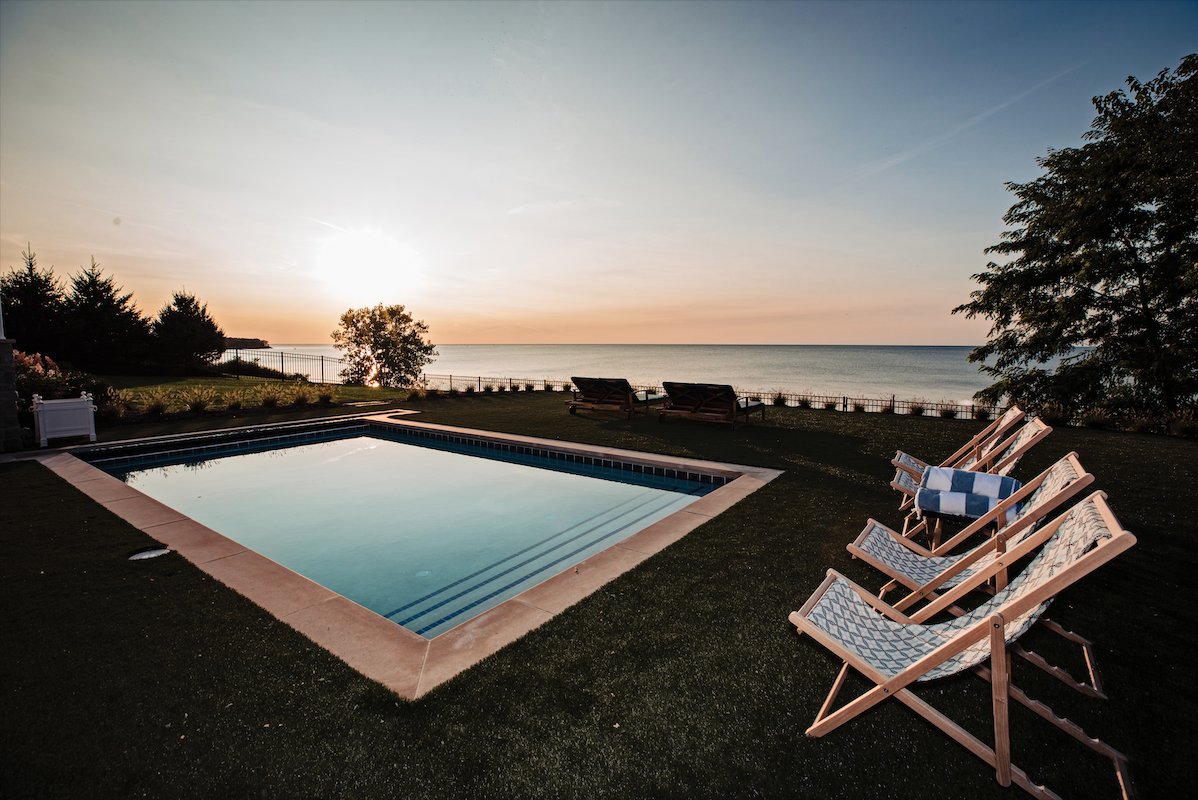ClevelandMag's tweet photo. This Bratenhal Home Is A Lakeside Paradise 🌊 🚤
With nautical whites, rattan furniture and coastal blues, this vacation home designed by Colleen DiFonzo-Lewis matches its location perfectly. #AtHomeCLE https://t.co/k7Jl9By2EW https://t.co/MylYPL3Bg9