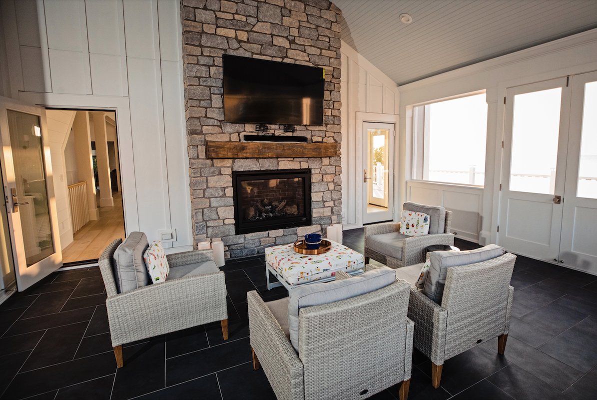 ClevelandMag's tweet photo. This Bratenhal Home Is A Lakeside Paradise 🌊 🚤
With nautical whites, rattan furniture and coastal blues, this vacation home designed by Colleen DiFonzo-Lewis matches its location perfectly. #AtHomeCLE https://t.co/k7Jl9By2EW https://t.co/MylYPL3Bg9