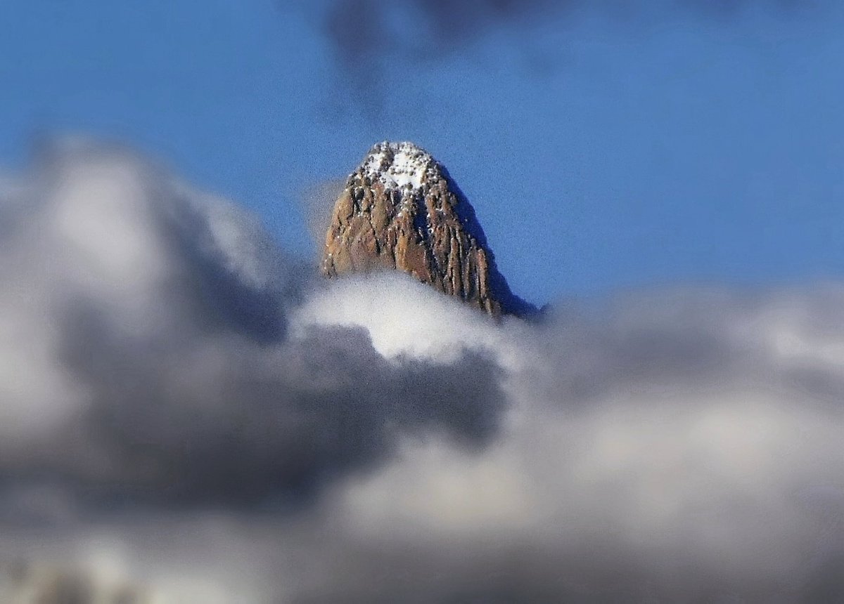 alexpatagonia's tweet photo. Como una bella aparicion el iconico #chalten y su cara noreste pareciera saludar entre nubes al cielo patagon
Visto desde el #lagodeldesierto
#fitzroy #cerroelchalten #elchaltén #montefitzroy #montañaspatagonicas #parquenacionallosglaciares https://t.co/BkfPbtox87
