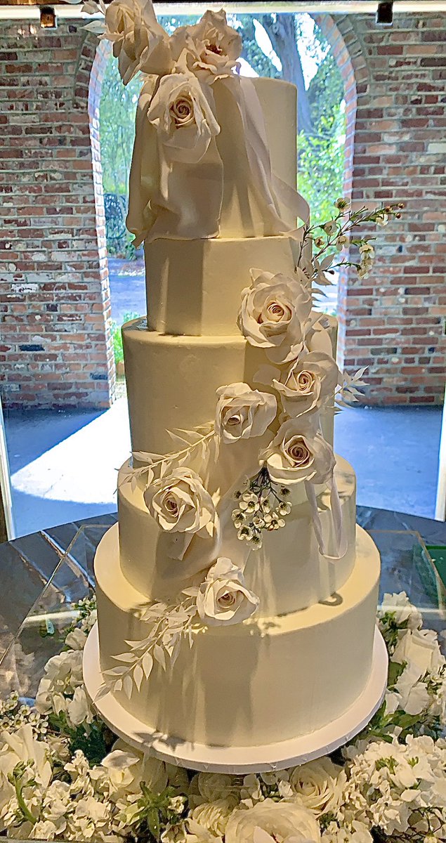 WeddingsbyAllie's tweet photo. What a cake!
#chasingwang bakery in #nola
#weddingcake
#weddingsbyallie
#wedding https://t.co/Xg9wOKgdnB