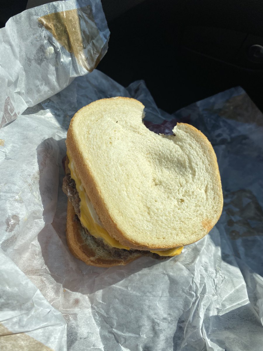 candykitte1's tweet photo. @BurgerKing what I got vs what I expected... I took a bite because I’m starving but dang.. can y’all toast it next time? https://t.co/53TRedTVg5