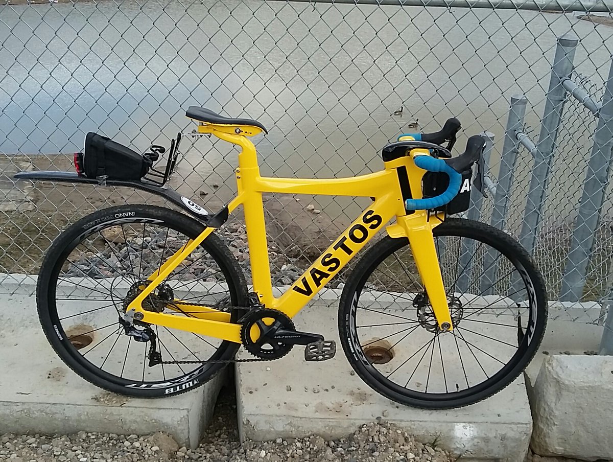 VASTOS_bicycle's tweet photo. VASTOS LT1000 personalized with water bottle rack and containers setup. #gravelbike #gravelcycling #adventures #cycling #cyclinglife #outdoors #vastos #ontariomade #madeincanada #roadbike #mtb #mtblife #Bikepacking #gravelpacking https://t.co/9U2IKhiVIA