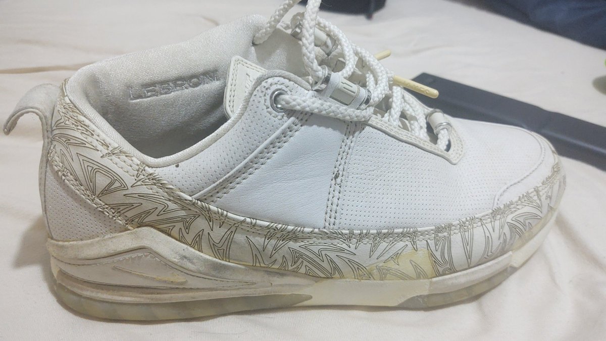 EricEstevess's tweet photo. @TheVictOficial #thevict restaura o meu Lebron que comprei em 2005, o solado não existe mais. https://t.co/3iqgMDhems