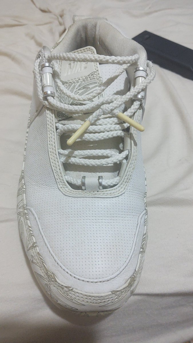 EricEstevess's tweet photo. @TheVictOficial #thevict restaura o meu Lebron que comprei em 2005, o solado não existe mais. https://t.co/3iqgMDhems