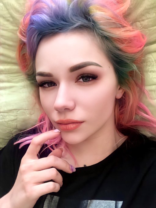 KIRA ROLLER’s pics and videos