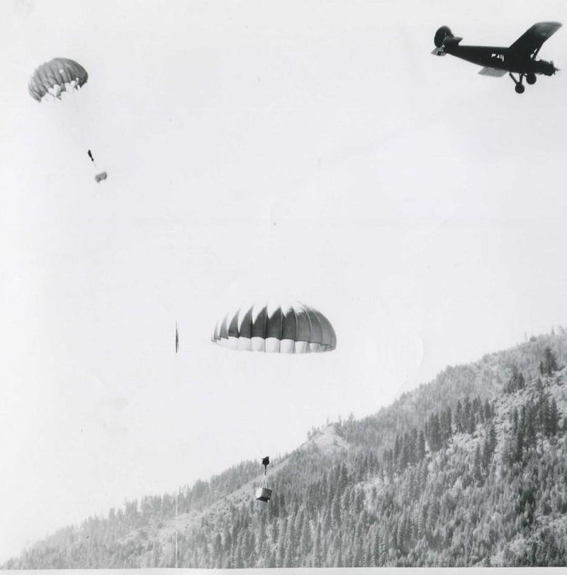 weird_hist's tweet photo. The best altitude for dropping a beaver by parachute is between 500 and 800 feet, according to a 1948 operation that relocated 76 beavers to a remote lake in Idaho. https://t.co/moaWTLkcav
