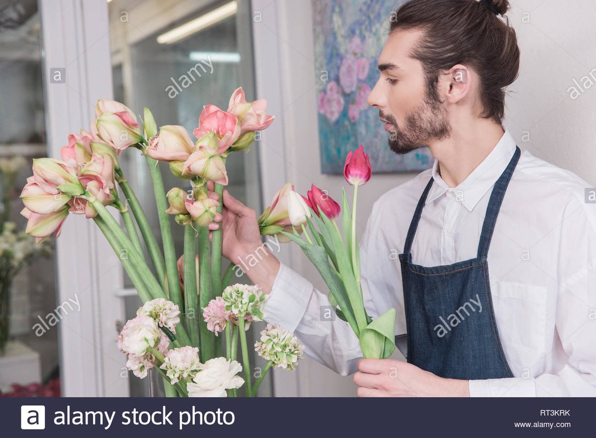 gonhunprint's tweet image. I FOUND THE ORIGINAL PHOTO AND IT COSTS $20 😭