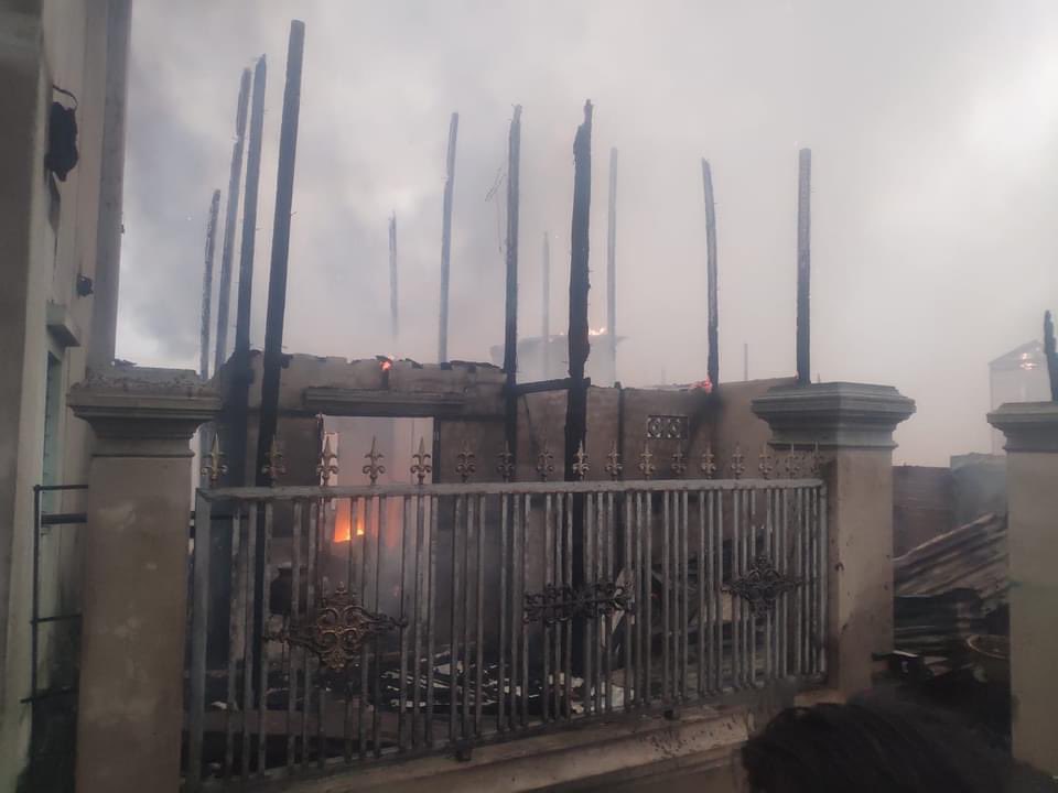 In Mandalay this morning dozens of houses were fired #WhatsHappeningInMyanmar