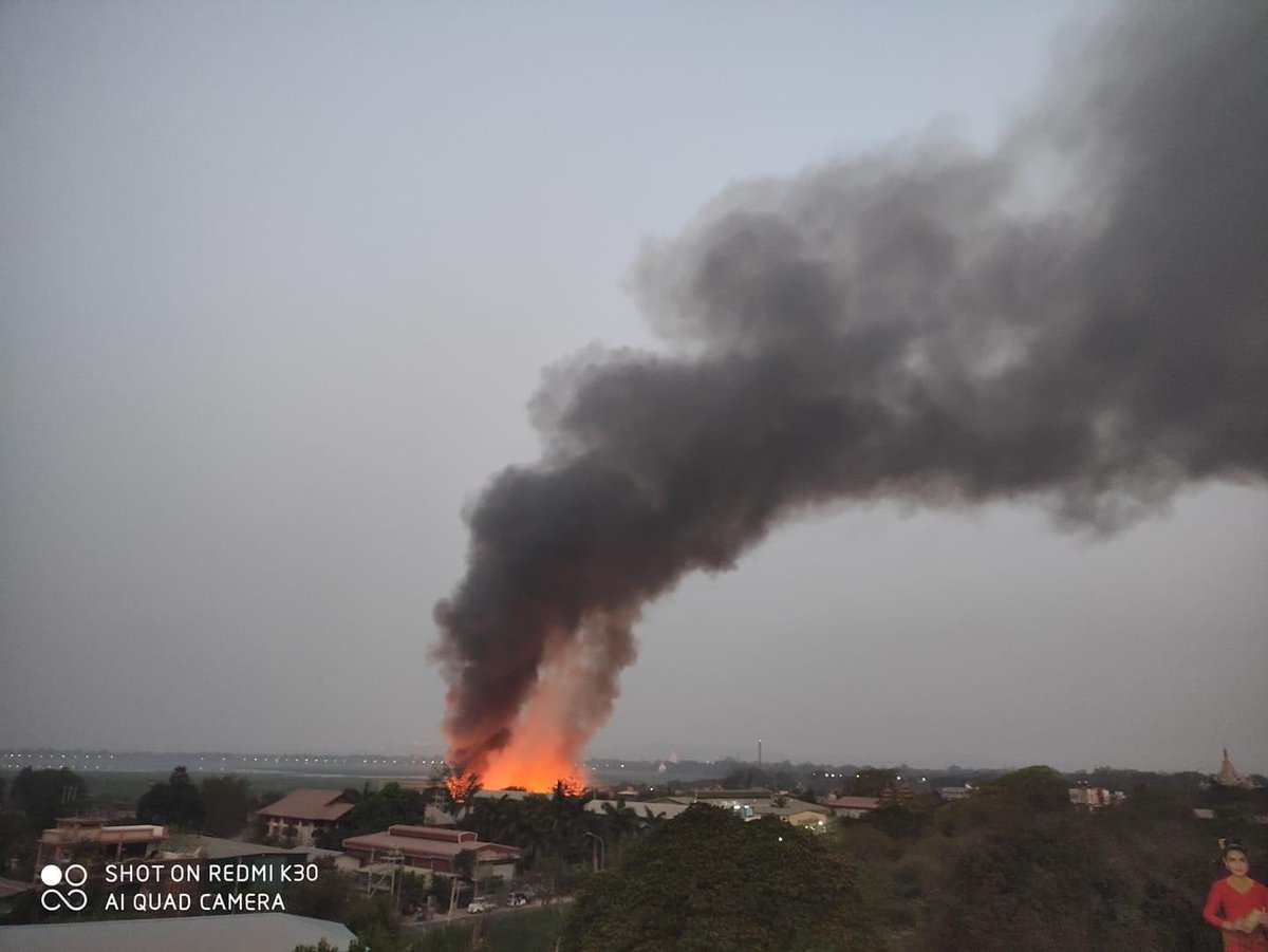 soezeya's tweet photo. In Mandalay this morning dozens of houses were fired #WhatsHappeningInMyanmar https://t.co/9IvKLYbNHD