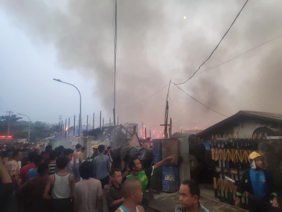 soezeya's tweet photo. In Mandalay this morning dozens of houses were fired #WhatsHappeningInMyanmar https://t.co/9IvKLYbNHD