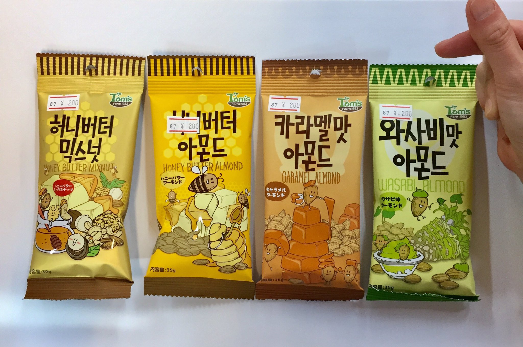 萬屋 盛岡店 2階食品コーナーにて 韓国で大人気のトムズファーム アーモンド ミックスナッツを販売しております お味はハニーバターミックスナッツ ハニーバターアーモンド キャラメルアーモンド ワサビ味アーモンドの4種類で1袋0円です 外袋の