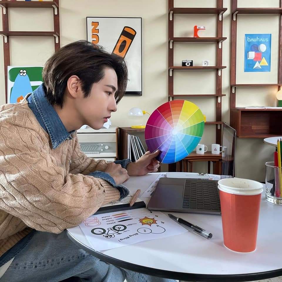 210401 NCT DREAM Instagram Update with #RENJUN:

'RENJUN, the exclusive designer of Cafe 7 Dream.
I'm designing an illustration for the new season cupholder.🎨' 

#Cafe_7DREAM
#Café7Dream #EmotionalCafé 

🔗instagram.com/p/CNG3TDXh1Tl/…

#NCT #NCTDREAM