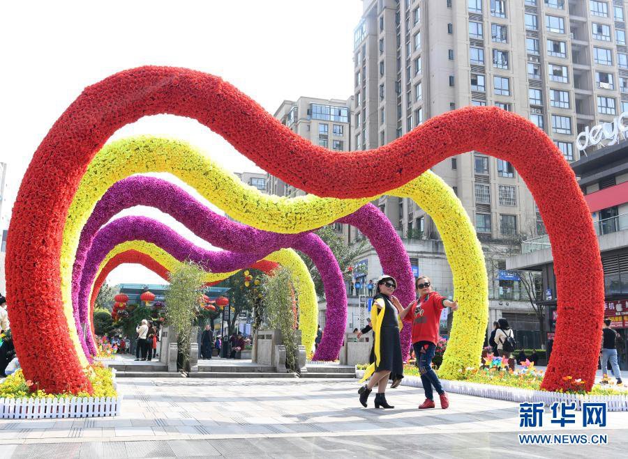xinjiangru1's tweet photo. На торговых улицах Лунчжоувань района Банань города Чунцин пышно зацвели 600 тыс. тюльпанов 10-и с лишним видов, что привлекает немало туристов. #Bejing https://t.co/zxQEzO7oUT