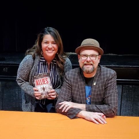 GloriaLuevano4's tweet photo. I can't wait for they day when I can meet my favorite authors in person again. I was off the bus before the students.
@UHCLLiteracy #LLLS63337 @JasonReynolds83 @AlanGratz https://t.co/ViG0F8IBeH