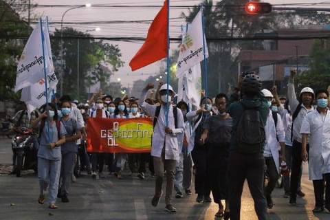 MayMon51753627's tweet photo. Today's Spring Revolution from Mandalay Medical Team. We'll take back our freedoms and our democracy with our unity power.✊✊✊

SUPPORT FEDERAL ARMY
#WhatsHappeningInMyanmar
#Apr1Coup https://t.co/u95Cvk8frY