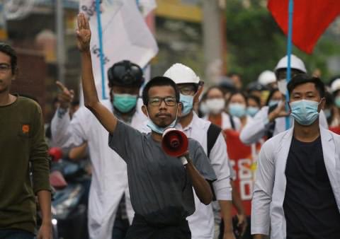 MayMon51753627's tweet photo. Today's Spring Revolution from Mandalay Medical Team. We'll take back our freedoms and our democracy with our unity power.✊✊✊

SUPPORT FEDERAL ARMY
#WhatsHappeningInMyanmar
#Apr1Coup https://t.co/u95Cvk8frY