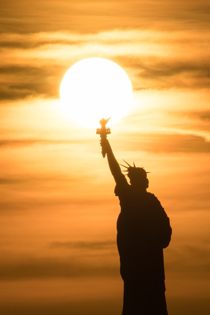 maximusupinNYc's tweet photo. Chasing sunset on the New York Harbor aboard the @NYmediaBoat https://t.co/hULTGcIHmv