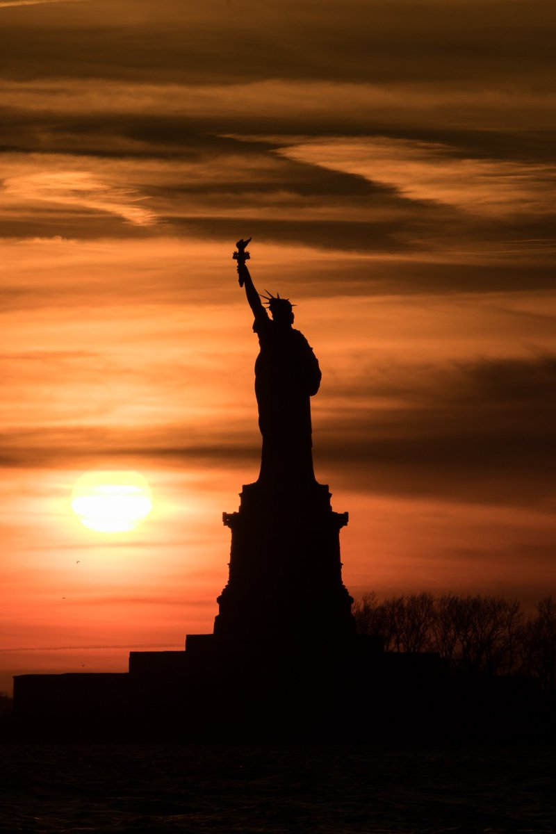 Chasing sunset on the New York Harbor aboard the <a href="/NYmediaBoat/">New York Media Boat</a>