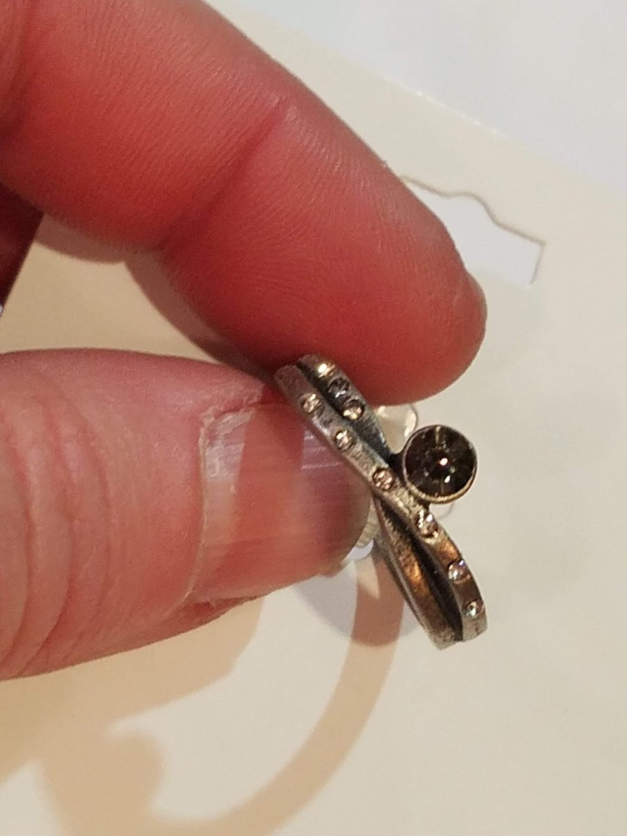 SHIPUGFX1's tweet photo. PEWTER GLASS GEM RING Price $22👇
https://t.co/tXQdi2NNtO

This ring is gorgeous. Made of pewter, and it has small clear gems along the sides. It also has a grey glass stone in the center. Only comes in size 8.

Get More Offer:➡️ https://t.co/mhh1WAVmrw

#jewelry #ring #gemring https://t.co/IGturrgUPt