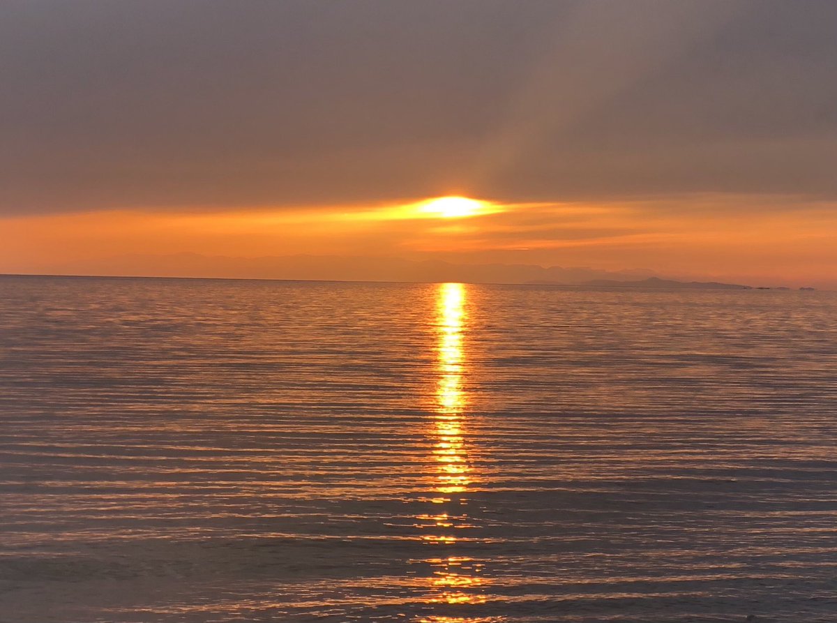 thierck's tweet photo. Twelve hours after my first session began and just enough time to catch the evening sunset #thisissixty https://t.co/EsfS5TbCkY