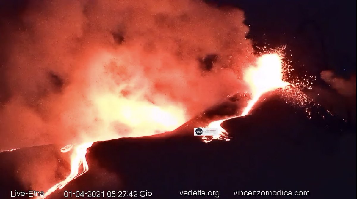 SkyAlertMx's tweet photo. Dos erupciones para ver en vivo esta noche: 

#Etna, Italia🇮🇹
https://t.co/KU6klLEYs3

#Gelidingadalir, Islandia🇮🇸
https://t.co/AErTPND8BV

¿Cuál consideras es más espectacular? https://t.co/au9s1VMqnX