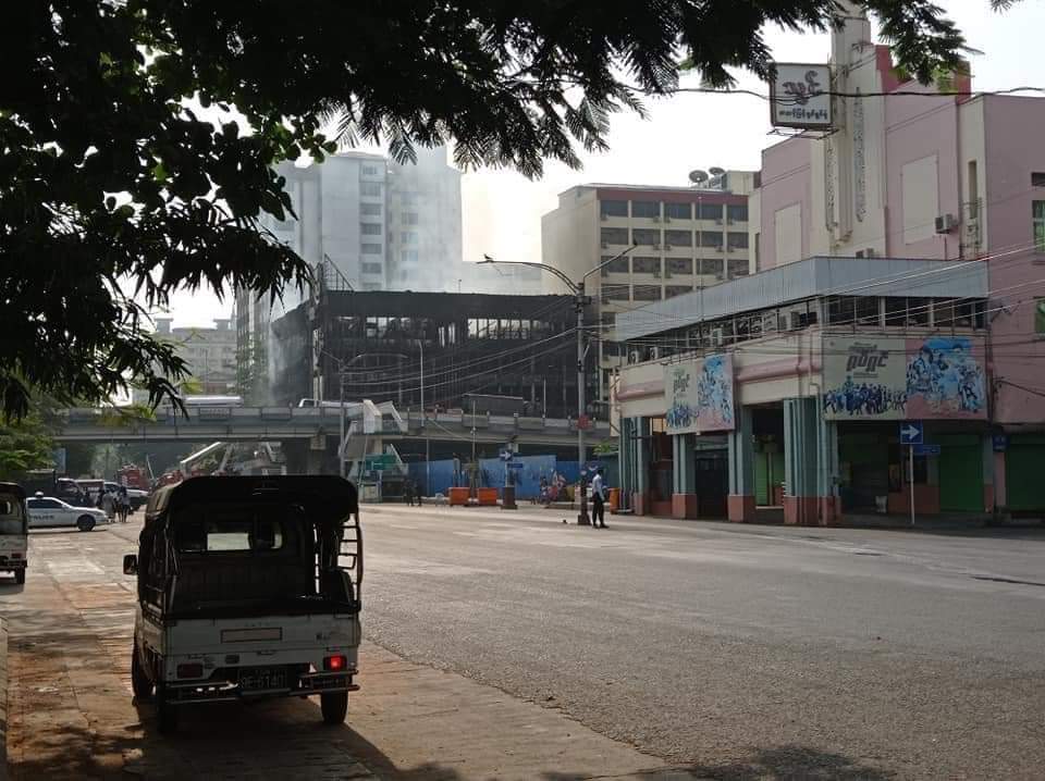BebeYara1's tweet photo. @shafiur At 2am  : Ruby Mart shopping mall was set on fire
At 4am  : Gandamar Wholesale was set on fire
Both were owned by Junta.
No civilian could come out during the curfew time so it was quite evident that who the real culprit was 
@CNN Don’t get fooled
#WhatsHappeningInMyanmar https://t.co/xSOWcosnd6
