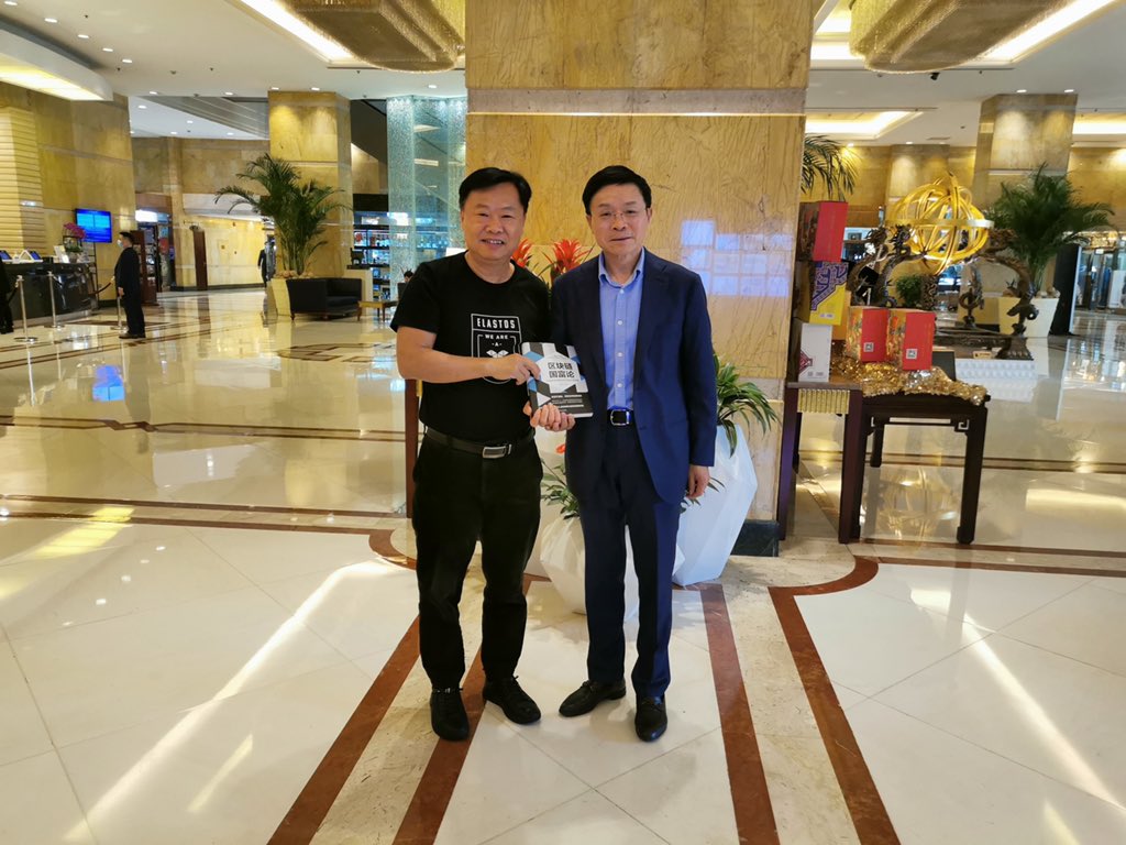 SunnyFengHan's tweet image. UnionPay Founder and Ex-President Jianhua Wan happily received my new book as a gift. We discussed how to found a Blockchain data credit system as CreDA on Elastos.