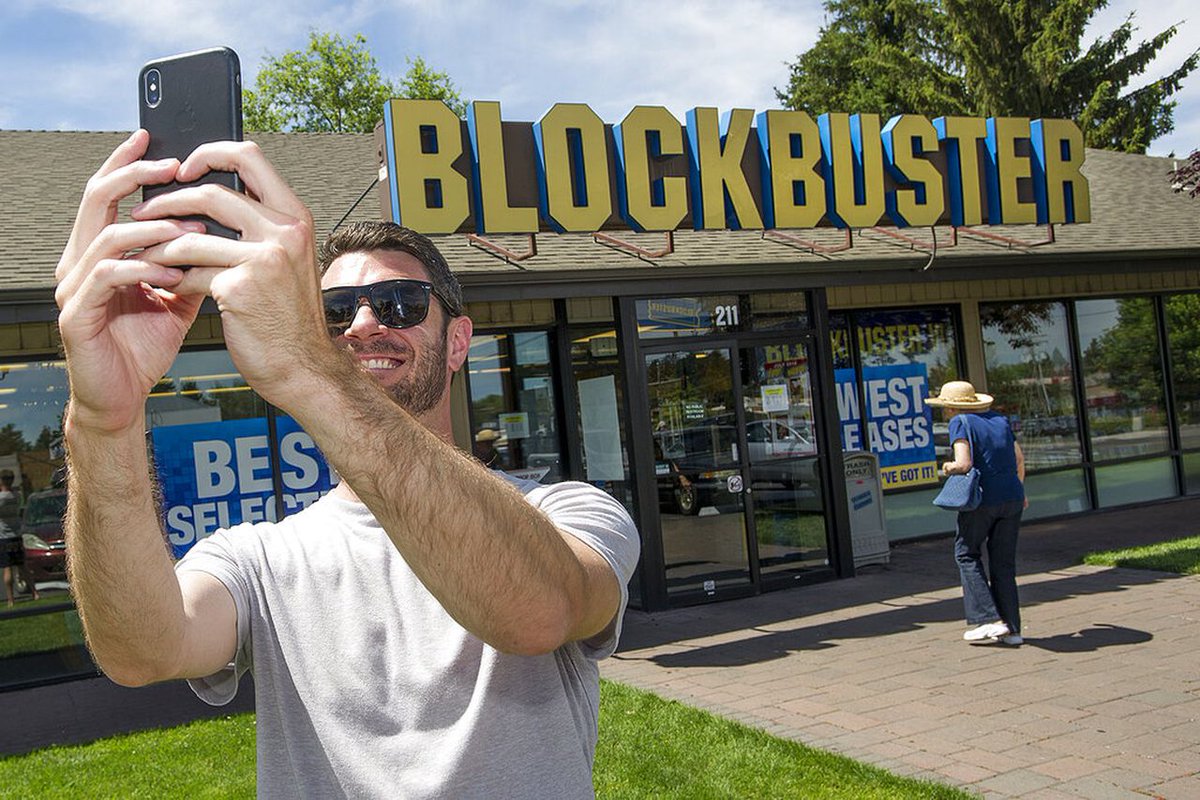 Oregonian's tweet image. Bend Blockbuster booming after Netflix documentary goes viral trib.al/9jJ6ebS