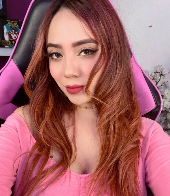 No le dar&aacute;s like por que no tiene escote 😔🤣https://t.co/Mij6UNlIWJ https://t.co/EXQIICb2Wd