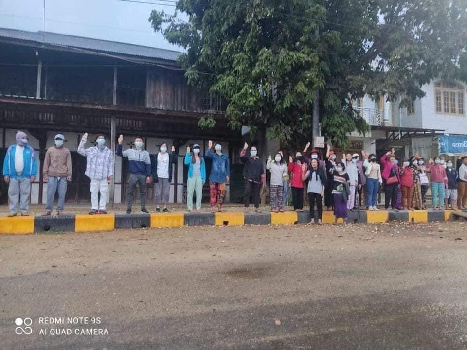 nslwin's tweet photo. Dawn Protest — in Namati, Kachin State

#WhatsHappeningInMyanmar #Apr1Coup
#MilkTeaAlliance #AntiFascistRevolution2021 https://t.co/X029aVy2f2