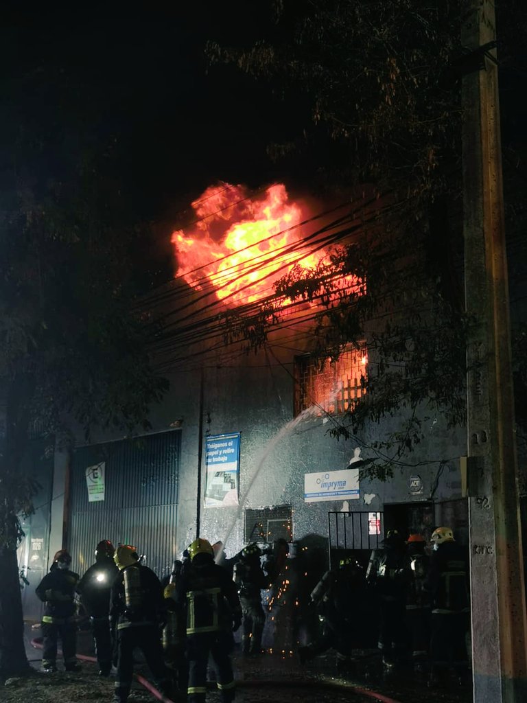 #incendio Victor Manuel y  Sargento Aldea. <a href="/cbsantiago/">Cuerpo de Bomberos de Santiago</a> <a href="/Bomba_Decima/">Bomba España CBS</a> <a href="/Sexta_Santiago/">Sexta CBS-Fundadora</a> <a href="/biobio/">BioBioChile</a>