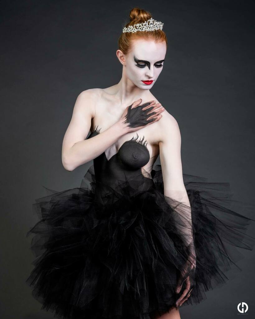 GDPhoto502's tweet photo. An homage to @natalieportman in Black Swan
Model: @lumos405 
📸: @grangerck 
🖌: @rachelhasspoken 
.
.

#bodypaint #bodypaintmodel #model #modeling #artistic #art #artisticphotography #photoart #louisville #louisvillemodel #inkedgirls #altmodel #kymode… https://t.co/DoPnLp7f3z https://t.co/3JHJyify9j