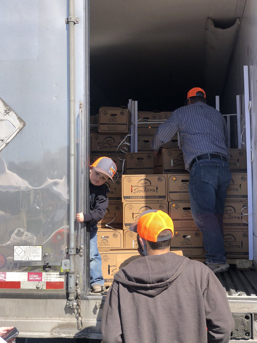 MikeLMower's tweet photo. Yeah for Farmers  @FeedingUtah and @Ch_JesusChrist!  Tonight they are in Castle Dale delivering food with some great volunteers from San Rafael Middle School.  This represents the best of Utah.  ❤️🇺🇸 https://t.co/PZqZq1PfEh