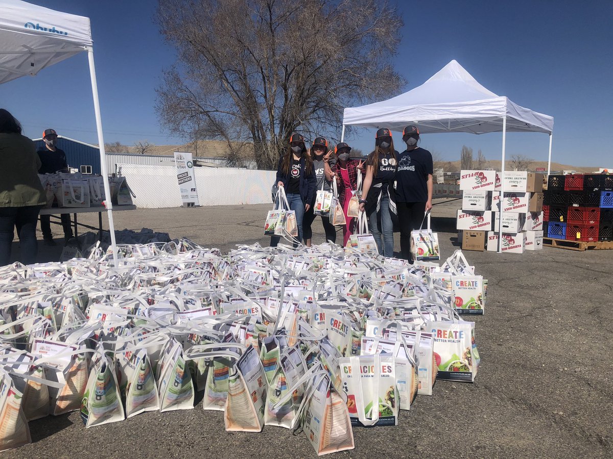 MikeLMower's tweet photo. Yeah for Farmers  @FeedingUtah and @Ch_JesusChrist!  Tonight they are in Castle Dale delivering food with some great volunteers from San Rafael Middle School.  This represents the best of Utah.  ❤️🇺🇸 https://t.co/PZqZq1PfEh