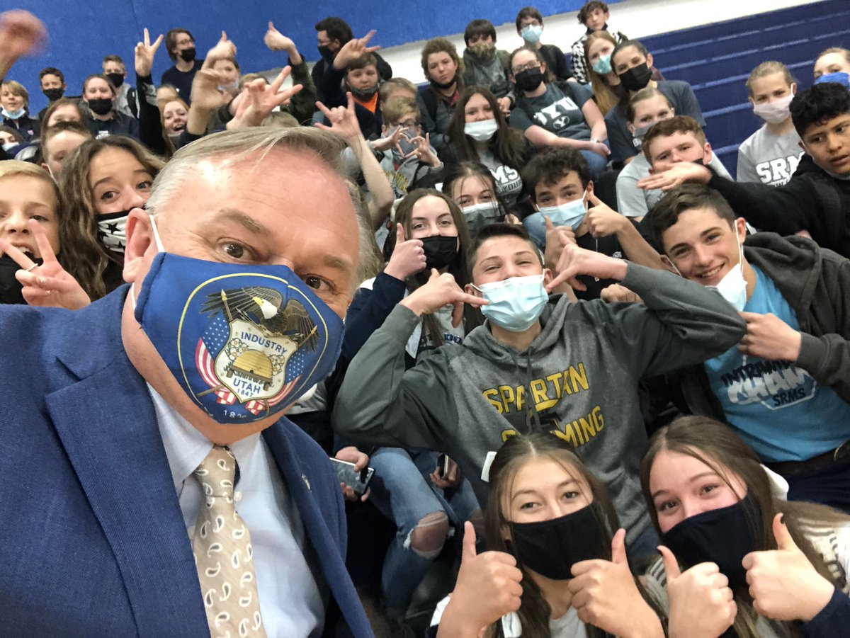 MikeLMower's tweet photo. Yeah for Farmers  @FeedingUtah and @Ch_JesusChrist!  Tonight they are in Castle Dale delivering food with some great volunteers from San Rafael Middle School.  This represents the best of Utah.  ❤️🇺🇸 https://t.co/PZqZq1PfEh