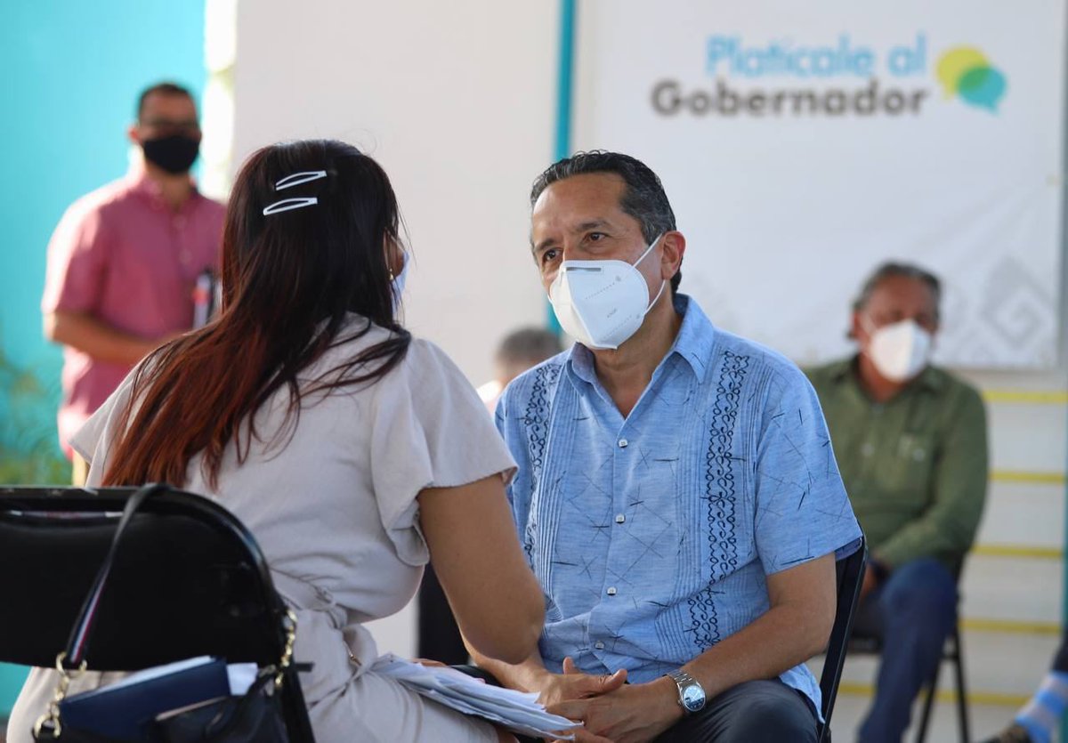 CarlosJoaquin's tweet photo. En #Cancún tuve el gusto de encabezar la Audiencia pública #PlatícaleAlGobernador, la número 32 que llevamos a cabo en el Estado y con las que hemos atendido a más de 12 mil quintanarroenses, solucionando hasta el momento casi el 80% de los casos. ¡Y vamos por más! @sedeso_qroo https://t.co/fgAken1Fir