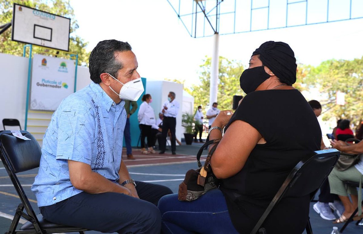 CarlosJoaquin's tweet photo. En #Cancún tuve el gusto de encabezar la Audiencia pública #PlatícaleAlGobernador, la número 32 que llevamos a cabo en el Estado y con las que hemos atendido a más de 12 mil quintanarroenses, solucionando hasta el momento casi el 80% de los casos. ¡Y vamos por más! @sedeso_qroo https://t.co/fgAken1Fir