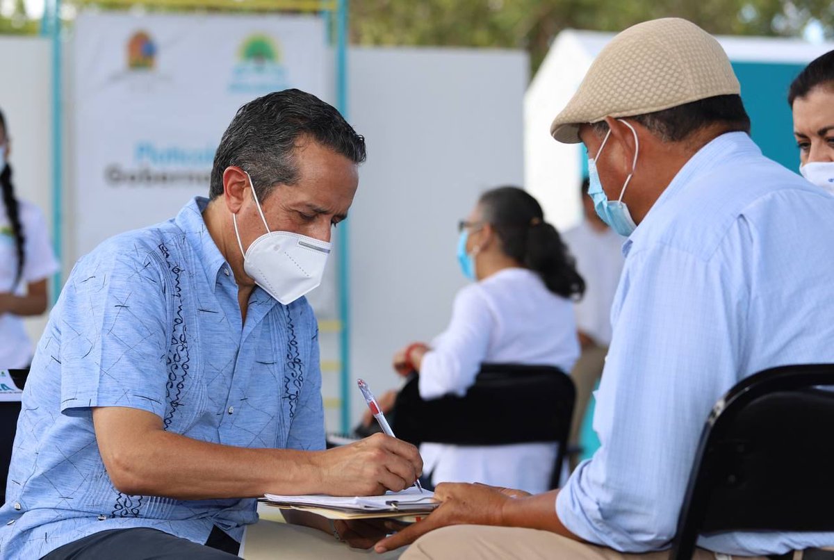 CarlosJoaquin's tweet photo. En #Cancún tuve el gusto de encabezar la Audiencia pública #PlatícaleAlGobernador, la número 32 que llevamos a cabo en el Estado y con las que hemos atendido a más de 12 mil quintanarroenses, solucionando hasta el momento casi el 80% de los casos. ¡Y vamos por más! @sedeso_qroo https://t.co/fgAken1Fir